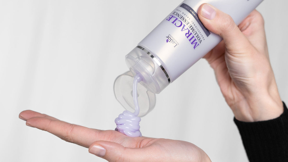 Lador essence som gir fukt og pleie til krøller