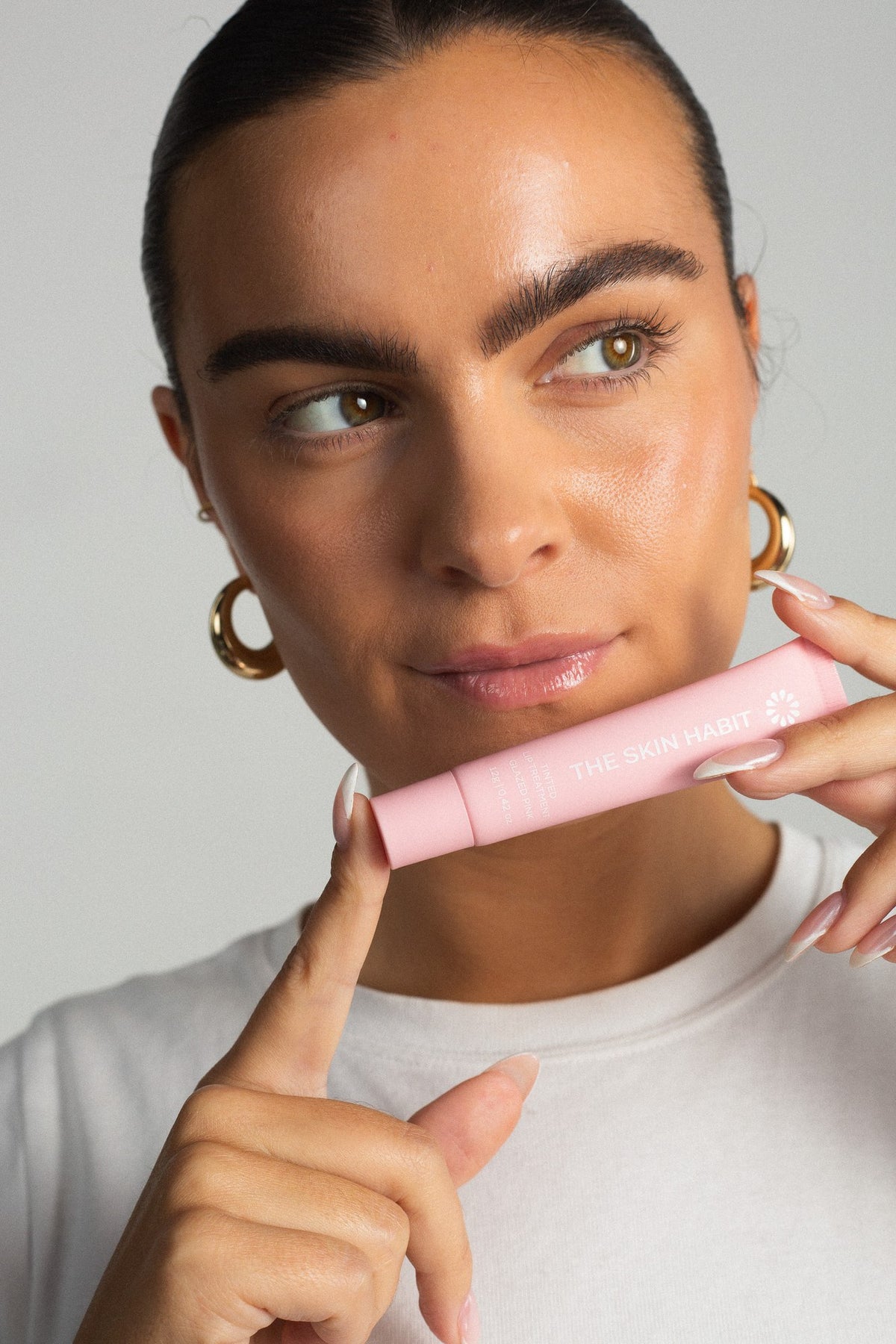 Modell med Tinted Lip Treatment Glazed Pink