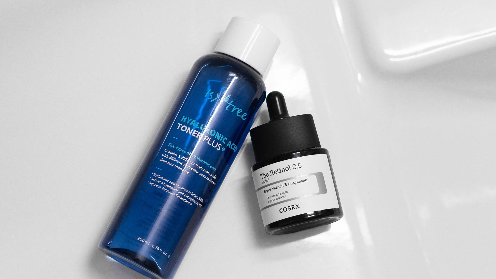 Hyaluronic acid toner og retinol serum fra cosrx med aktive ingredienser